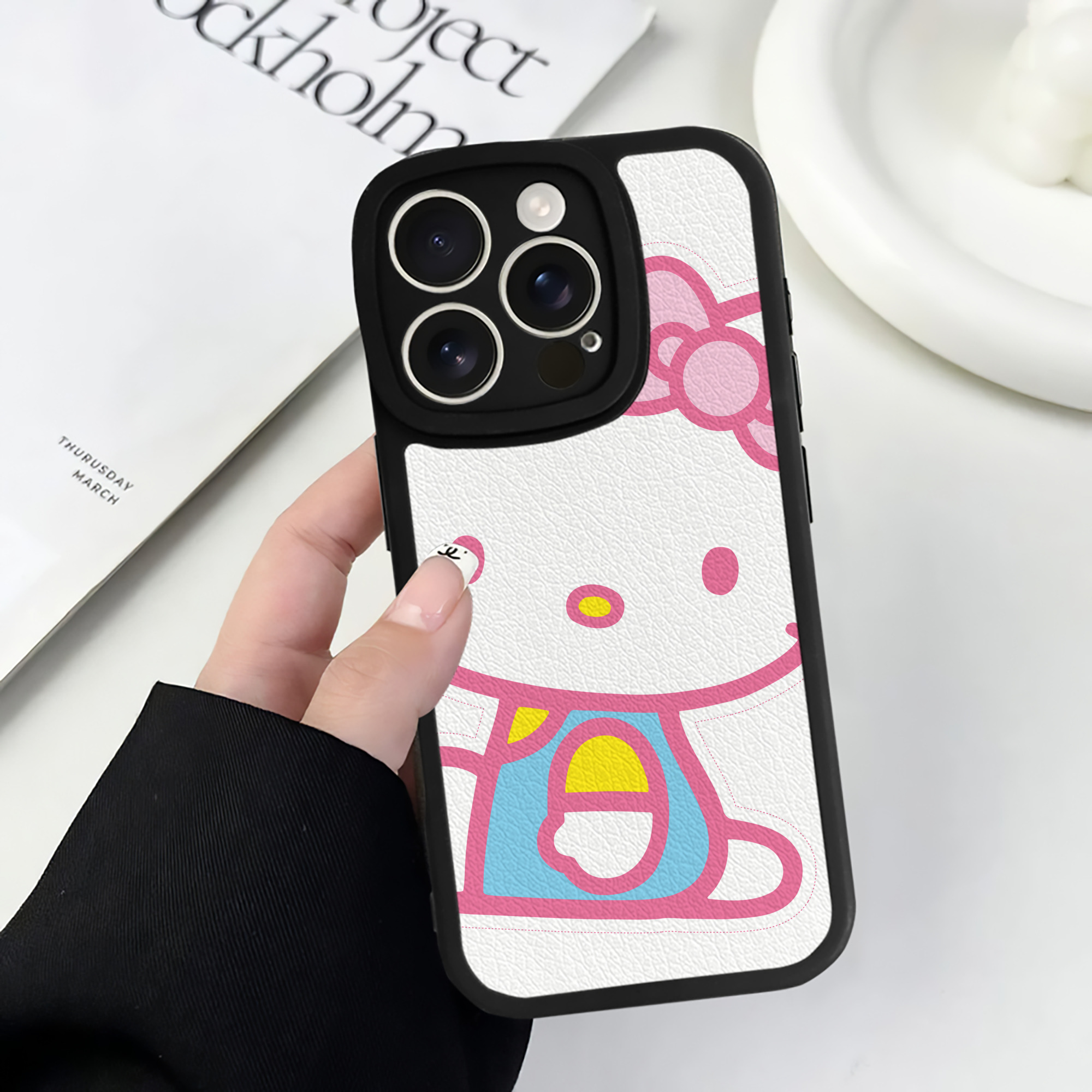 （画像用） Hello Kitty ハローキティ 【iPhone 16シリーズ対応】シリコンスマホケース（レザー調） 材質：シリコン